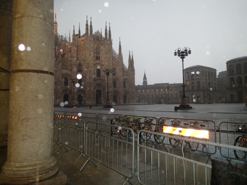 A brief but powerful shower clears out the Duomo piazza 